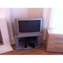 LARGE ROOM TO RENT NEAR WOODGREEN TUBE STATION AND SHOPPING MALL . NO DSS. prefer female