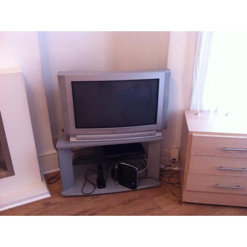 LARGE ROOM TO RENT NEAR WOODGREEN TUBE STATION AND SHOPPING MALL . NO DSS. prefer female