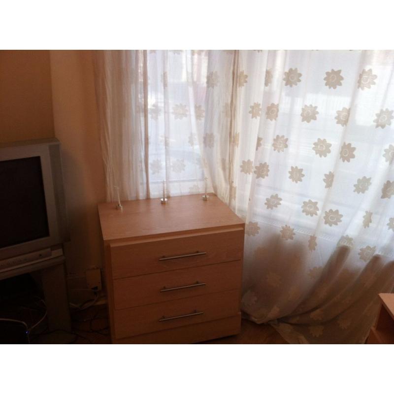 LARGE ROOM TO RENT NEAR WOODGREEN TUBE STATION AND SHOPPING MALL . NO DSS. prefer female