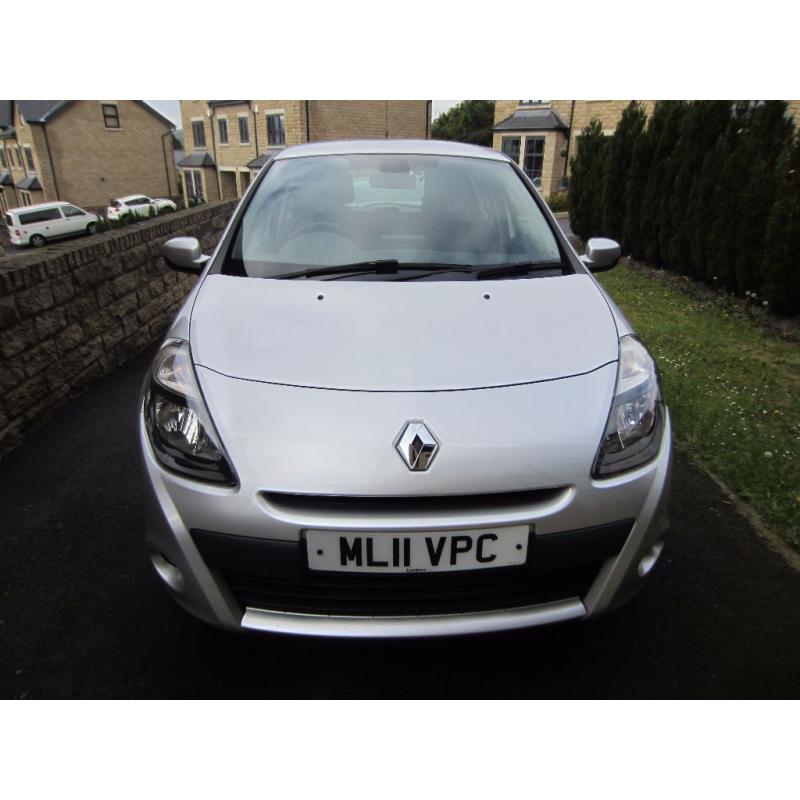 Renault Clio 1.2 16v Dynamique 5dr with built-in Tom Tom sat nav, alloys, air con and 12 months MOT