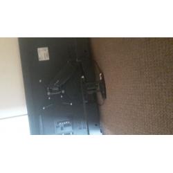 40 inch Samsung tv and wall bracket