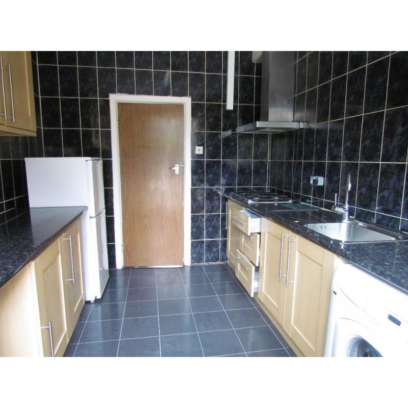 FANTASTIC DOUBLE AND SMALL DOUBLE ROOM FOR RENT ONLY 2 WEEKS DEPOSIT