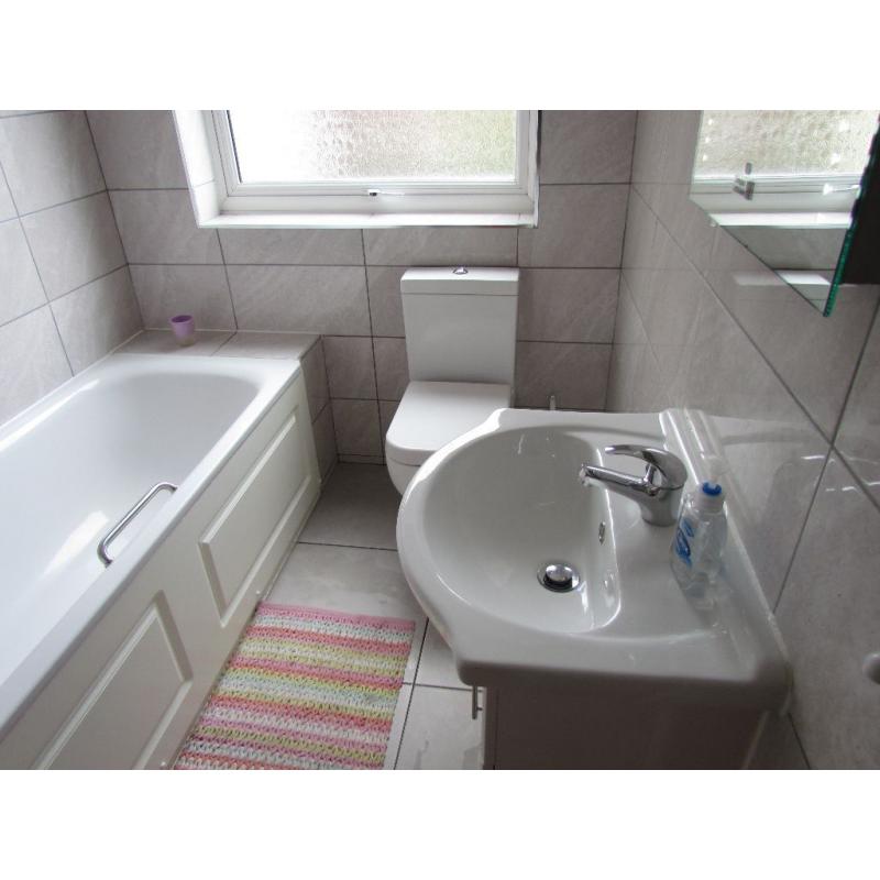 FANTASTIC DOUBLE AND SMALL DOUBLE ROOM FOR RENT ONLY 2 WEEKS DEPOSIT