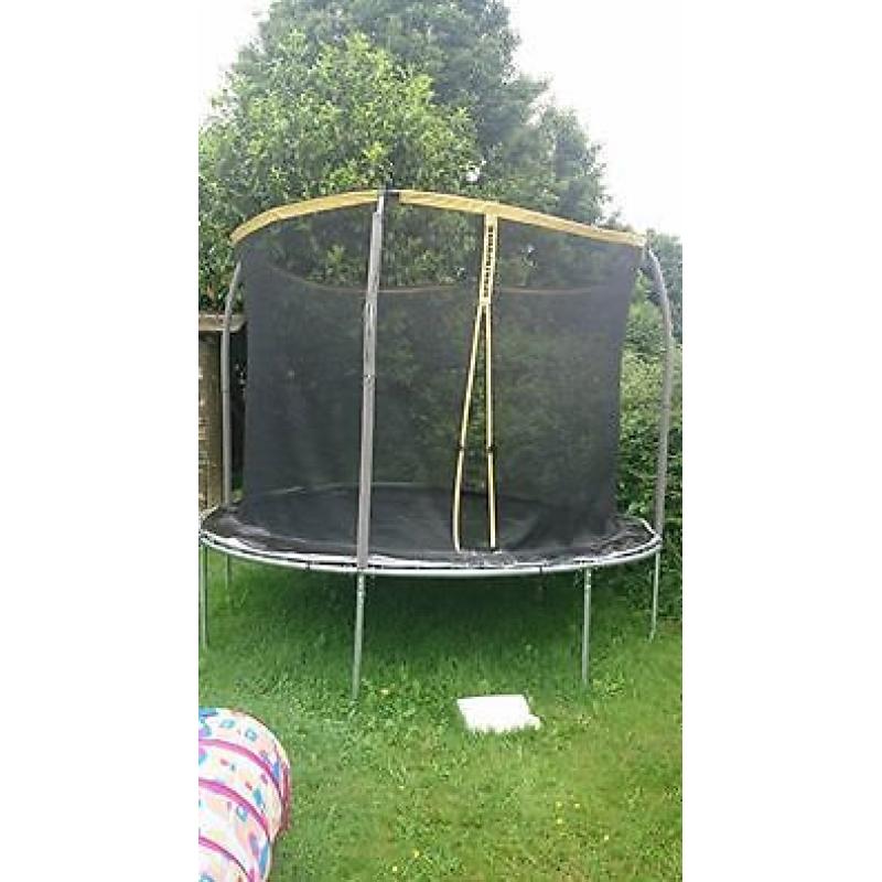 TRAMPOLINE 10 FT VERY GOOD CONDICION