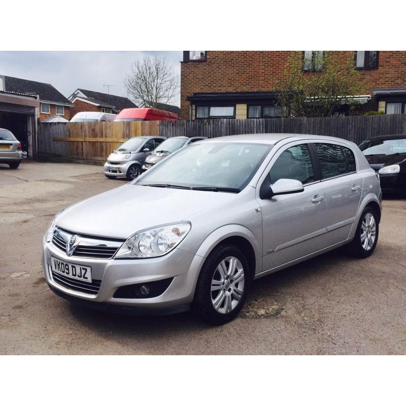 Vauxhall Astra 1.6 design full service history 12 months mot 2 keys