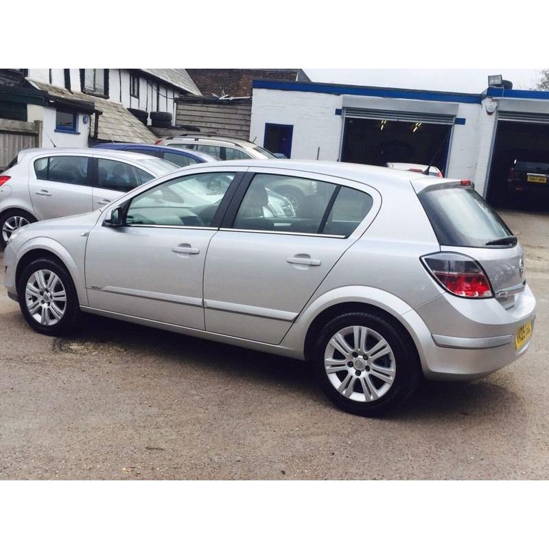 Vauxhall Astra 1.6 design full service history 12 months mot 2 keys