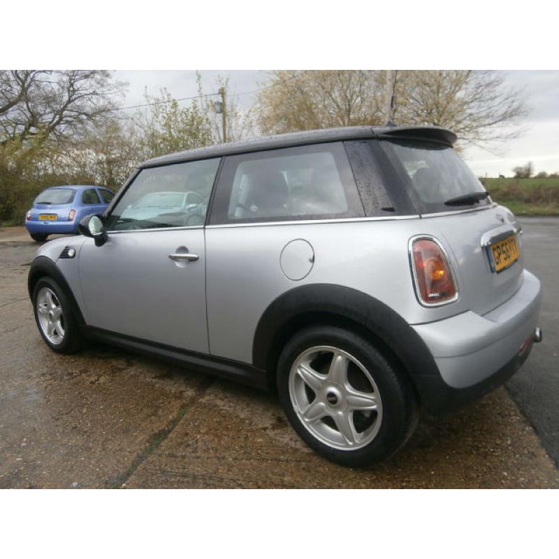 0656 MINI MINI 1.6 COOPER 120 BHP CHILLI PACK SILVER BLACK ROOF 1/2 LEATHER TRIM