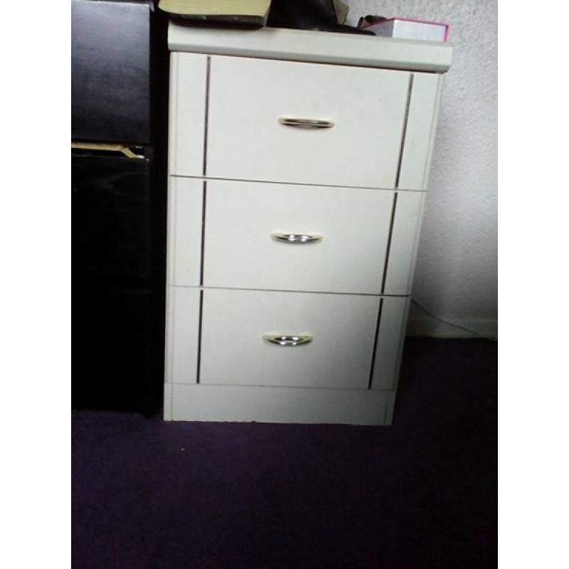 chest of drawers