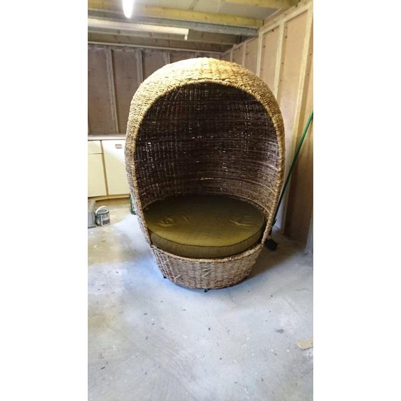 Rattan cuddle chair