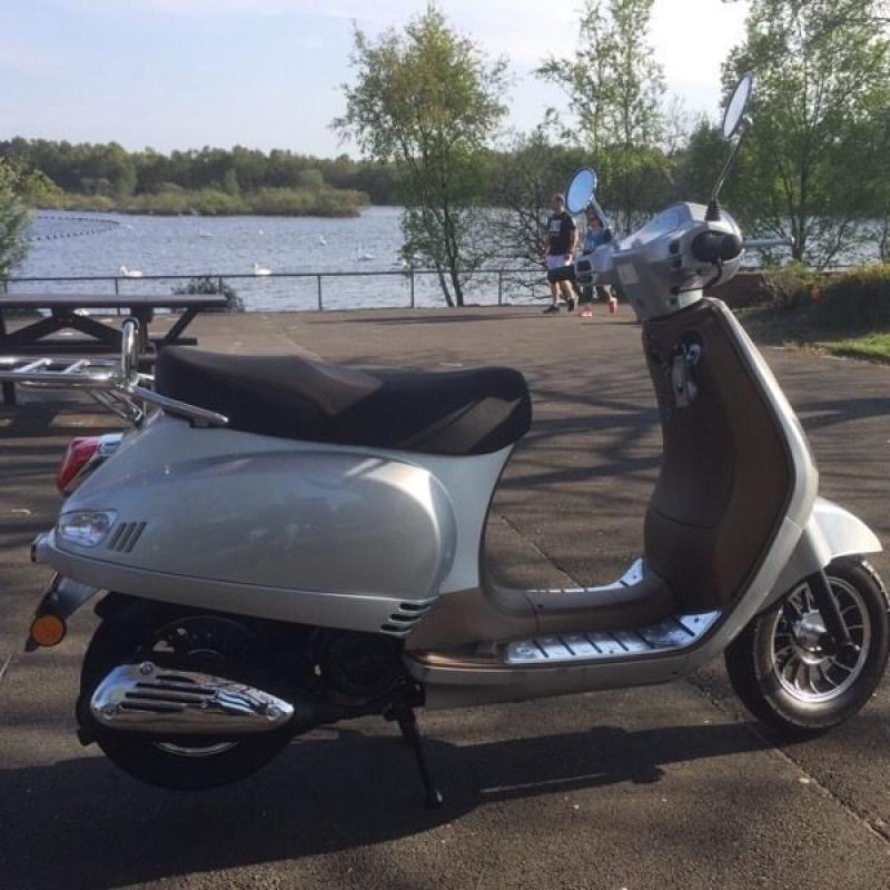 Vespa style scooter ,125 auto