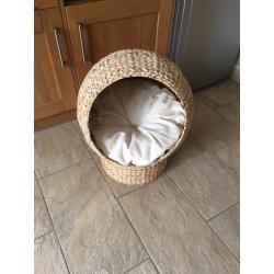 Cat basket, like new