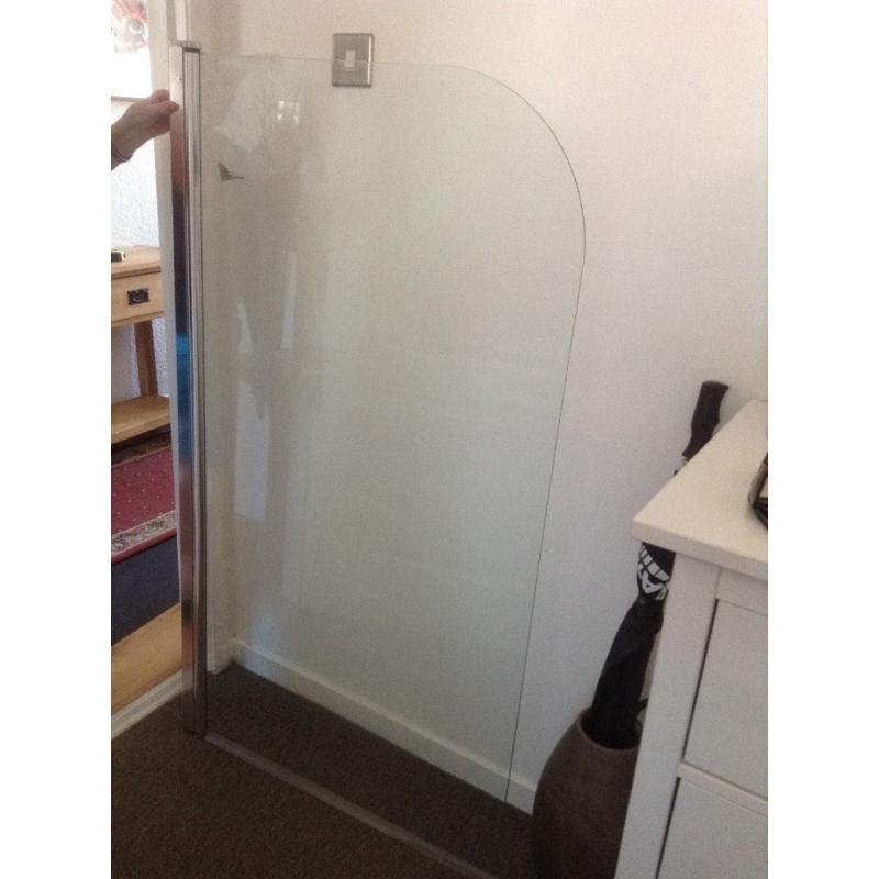 Curved glass shower panel for bath