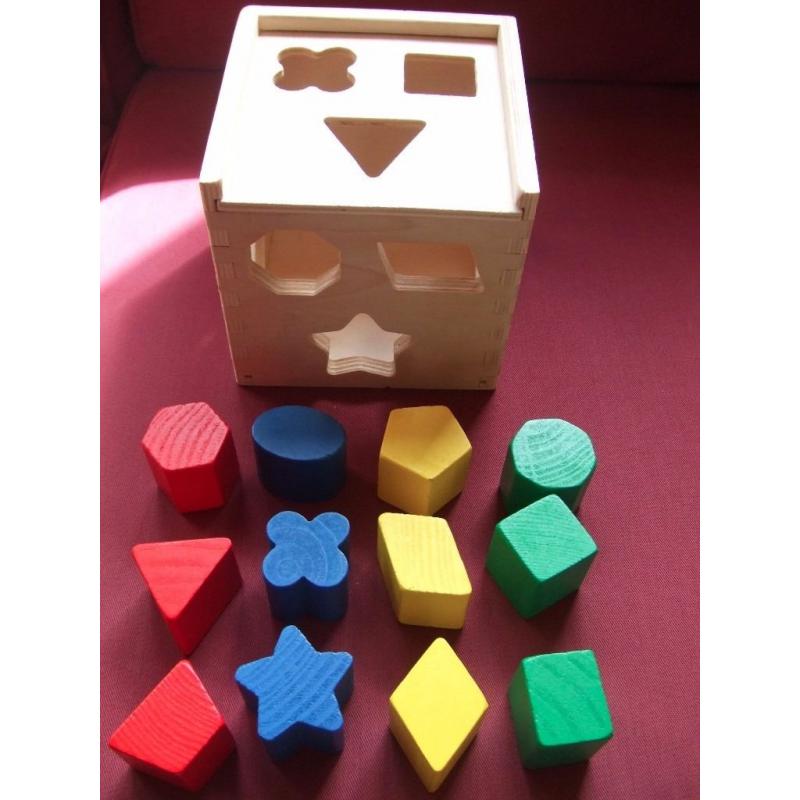 Melissa & Doug classic 12 Shape wooden Sorting colourful Cube box set